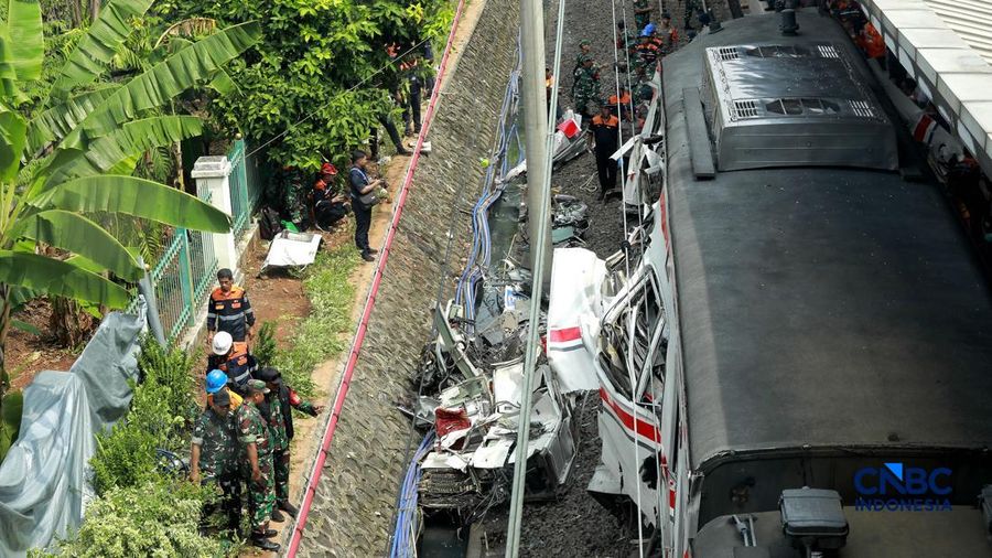 Petugas gabungan mengevakuasi puing-puing di lokasi kecelakaan kereta api di Stasiun Bekasi Timur, Jawa Barat, Selasa, (28/4/2026). (CNBC Indonesia/Muhammad Sabki)