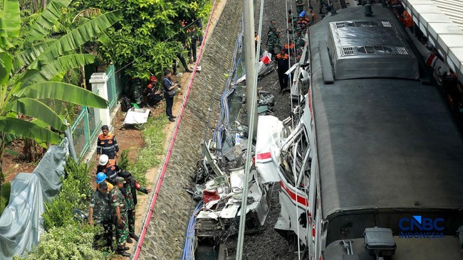 Efek Tabrakan Kereta: Jalur Blue Line Padat dan Banyak Jadwal KA Telat