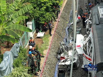 Petugas gabungan mengevakuasi puing-puing di lokasi kecelakaan kereta api di Stasiun Bekasi Timur, Jawa Barat, Selasa, (28/4/2026). (CNBC Indonesia/Muhammad Sabki)