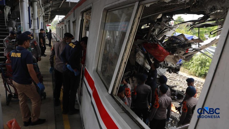 Petugas gabungan mengevakuasi puing-puing di lokasi kecelakaan kereta api di Stasiun Bekasi Timur, Jawa Barat, Selasa, (28/4/2026). (CNBC Indonesia/Muhammad Sabki)