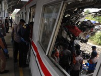 Petugas gabungan mengevakuasi puing-puing di lokasi kecelakaan kereta api di Stasiun Bekasi Timur, Jawa Barat, Selasa, (28/4/2026). (CNBC Indonesia/Muhammad Sabki)