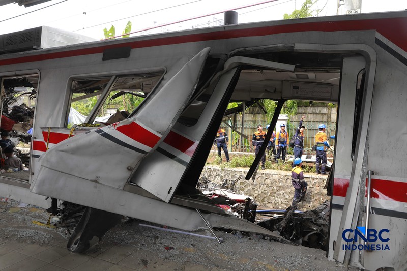 Petugas gabungan mengevakuasi puing-puing di lokasi kecelakaan kereta api di Stasiun Bekasi Timur, Jawa Barat, Selasa, (28/4/2026). (CNBC Indonesia/Muhammad Sabki)