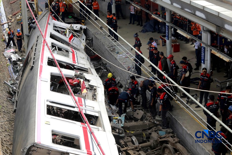 Menteri Koordinator Bidang Infrastruktur dan Pembangunan Kewilayahan, Agus Harimurti Yudhono (AHY) tiba di RSUD Bekasi untuk melihat korban kecelakaan kereta Api, Bekasi, Jawa Barat, Selasa (28/4/2026). (CNBC Indonesia/Muhammad Sabki)