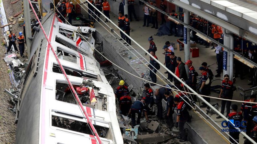 Petugas gabungan mengevakuasi puing-puing usai kecelakaan kereta appi di Sitasiun Bekasi TImur, Bekasi, Jawa Barat, Selasa (28/4/2026).  CNBC Indonesia/Muhammad Sabki)