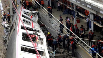 Petugas gabungan mengevakuasi puing-puing usai kecelakaan kereta appi di Sitasiun Bekasi TImur, Bekasi, Jawa Barat, Selasa (28/4/2026).  CNBC Indonesia/Muhammad Sabki)