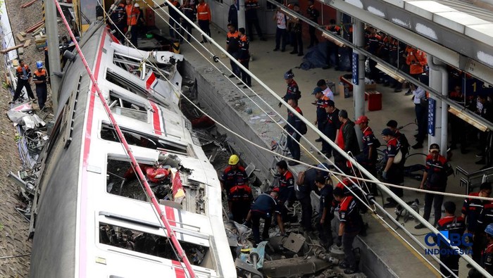 Petugas gabungan mengevakuasi puing-puing usai kecelakaan kereta api di Stasiun Bekasi TImur, Bekasi, Jawa Barat, Selasa (28/4/2026). (CNBC Indonesia/Muhammad Sabki)