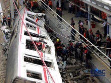 Petugas gabungan mengevakuasi puing-puing usai kecelakaan kereta api di Stasiun Bekasi TImur, Bekasi, Jawa Barat, Selasa (28/4/2026). (CNBC Indonesia/Muhammad Sabki)