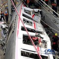 Petugas gabungan mengevakuasi puing-puing usai kecelakaan kereta appi di Sitasiun Bekasi TImur, Bekasi, Jawa Barat, Selasa (28/4/2026).  CNBC Indonesia/Muhammad Sabki)