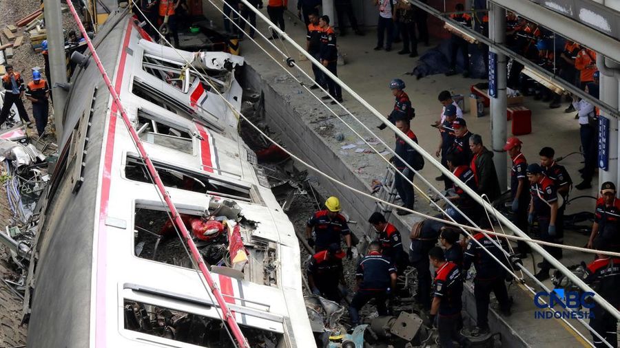Petugas gabungan mengevakuasi puing-puing usai kecelakaan kereta appi di Sitasiun Bekasi TImur, Bekasi, Jawa Barat, Selasa (28/4/2026).  CNBC Indonesia/Muhammad Sabki)