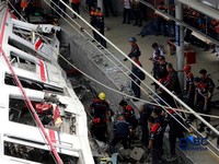 Petugas gabungan mengevakuasi puing-puing usai kecelakaan kereta appi di Sitasiun Bekasi TImur, Bekasi, Jawa Barat, Selasa (28/4/2026).  CNBC Indonesia/Muhammad Sabki)