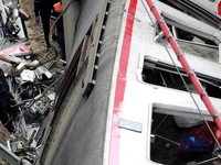 Petugas gabungan mengevakuasi puing-puing usai kecelakaan kereta appi di Sitasiun Bekasi TImur, Bekasi, Jawa Barat, Selasa (28/4/2026).  CNBC Indonesia/Muhammad Sabki)