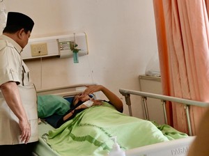Prabowo Sempatkan Jenguk Korban Kecelakaan Kereta Sebelum Kunker Luar Kota