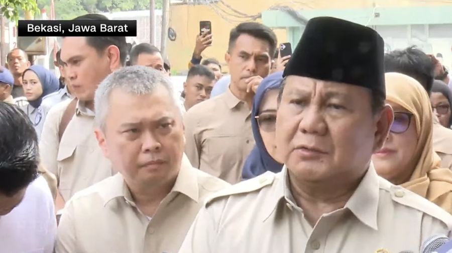 Foto: Presiden Prabowo Subianto telah menyelesaikan kunjungan ke Rumah Sakit Umum Daerah Kota Bekasi, untuk menjenguk korban tabrakan KA Argo Bromo Anggrek dengan KRL Commuter Line, Selasa (28/4/2026) pagi. (Tangkapan Layar CNN Indonesia TV)
