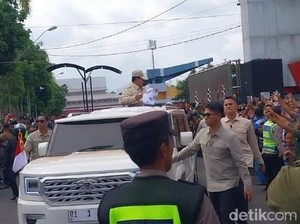 Kunjungi Banyumas, Prabowo Bagi-bagi Kaus ke Warga