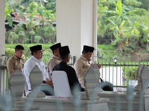 Kunker di Banyumas, Prabowo Sempatkan Ziarah ke Makam Kakeknya RM Margono