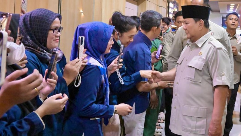 Presiden Prabowo Subianto langsung menjenguk korban kecelakaan tabrakan kereta api yang dirawat di RSUD dr. Chasbullah Abdulmadjid, Kota Bekasi, pada Selasa pagi, 28 April 2026. Presiden tiba di lokasi sekitar pukul 08.39 WIB. (Dok. BPMI)