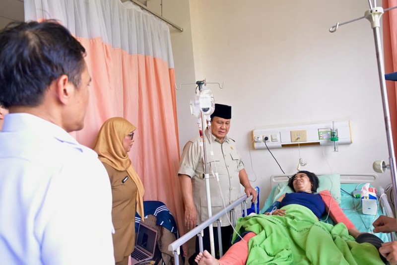 Presiden Prabowo Subianto langsung menjenguk korban kecelakaan tabrakan kereta api yang dirawat di RSUD dr. Chasbullah Abdulmadjid, Kota Bekasi, pada Selasa pagi, 28 April 2026. Presiden tiba di lokasi sekitar pukul 08.39 WIB. (Dok. BPMI)