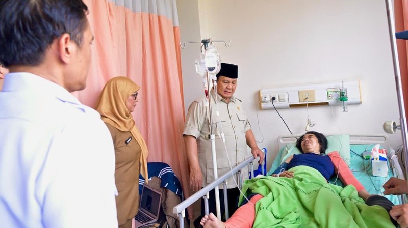 Presiden Prabowo Subianto langsung menjenguk korban kecelakaan tabrakan kereta api yang dirawat di RSUD dr. Chasbullah Abdulmadjid, Kota Bekasi, pada Selasa pagi, 28 April 2026. Presiden tiba di lokasi sekitar pukul 08.39 WIB. (Dok. BPMI)