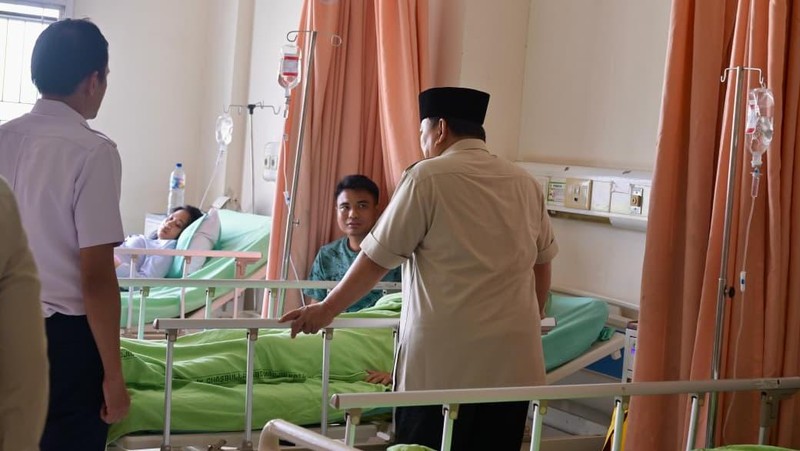 Presiden Prabowo Subianto langsung menjenguk korban kecelakaan tabrakan kereta api yang dirawat di RSUD dr. Chasbullah Abdulmadjid, Kota Bekasi, pada Selasa pagi, 28 April 2026. Presiden tiba di lokasi sekitar pukul 08.39 WIB. (Dok. BPMI)