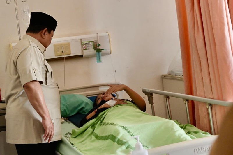 Presiden Prabowo Subianto langsung menjenguk korban kecelakaan tabrakan kereta api yang dirawat di RSUD dr. Chasbullah Abdulmadjid, Kota Bekasi, pada Selasa pagi, 28 April 2026. Presiden tiba di lokasi sekitar pukul 08.39 WIB. (Dok. BPMI)
