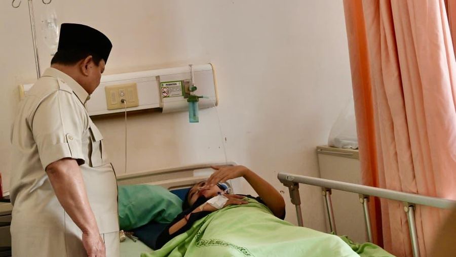 Presiden Prabowo Subianto langsung menjenguk korban kecelakaan tabrakan kereta api nan dirawat di RSUD dr. Chasbullah Abdulmadjid, Kota Bekasi, pada Selasa pagi, 28 April 2026. Presiden tiba di letak sekitar pukul 08.39 WIB. (Dok. BPMI)