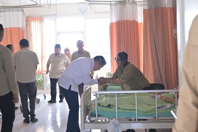 Presiden Prabowo Subianto langsung menjenguk korban kecelakaan tabrakan kereta api yang dirawat di RSUD dr. Chasbullah Abdulmadjid, Kota Bekasi, pada Selasa pagi, 28 April 2026. Presiden tiba di lokasi sekitar pukul 08.39 WIB. (Dok. BPMI)