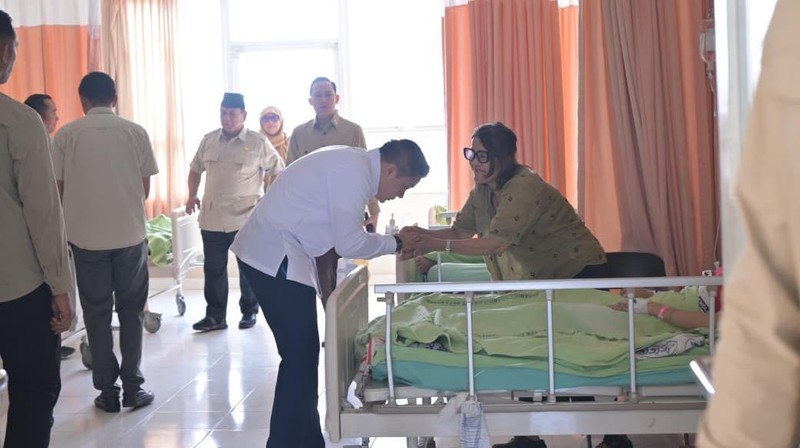 Presiden Prabowo Subianto langsung menjenguk korban kecelakaan tabrakan kereta api yang dirawat di RSUD dr. Chasbullah Abdulmadjid, Kota Bekasi, pada Selasa pagi, 28 April 2026. Presiden tiba di lokasi sekitar pukul 08.39 WIB. (Dok. BPMI)