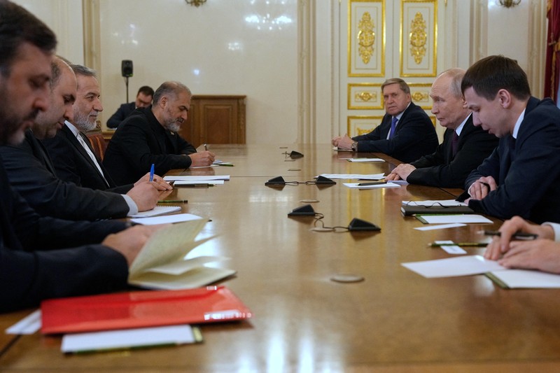 Presiden Rusia Vladimir Putin bertemu dengan Menteri Luar Negeri Iran Abbas Araqchi di Saint Petersburg, Rusia, Senin (27/4/2024). (Dmitri Lovetsky/Pool via REUTERS)