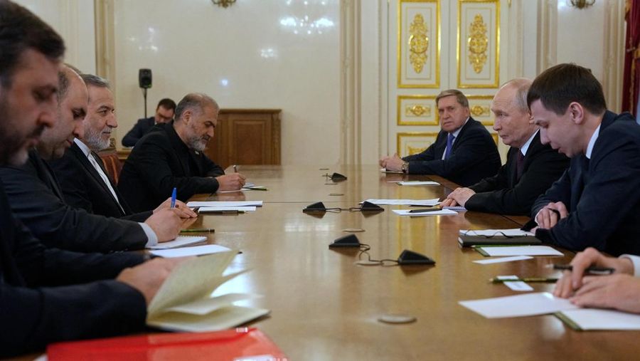 Presiden Rusia Vladimir Putin bertemu dengan Menteri Luar Negeri Iran Abbas Araqchi di Saint Petersburg, Rusia, Senin (27/4/2024). (Dmitri Lovetsky/Pool via REUTERS)