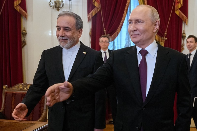 Presiden Rusia Vladimir Putin bertemu dengan Menteri Luar Negeri Iran Abbas Araqchi di Saint Petersburg, Rusia, Senin (27/4/2024). (Dmitri Lovetsky/Pool via REUTERS)