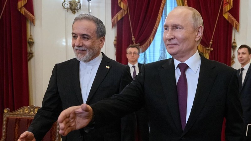 Presiden Rusia Vladimir Putin bertemu dengan Menteri Luar Negeri Iran Abbas Araqchi di Saint Petersburg, Rusia, Senin (27/4/2024). (Dmitri Lovetsky/Pool via REUTERS)
