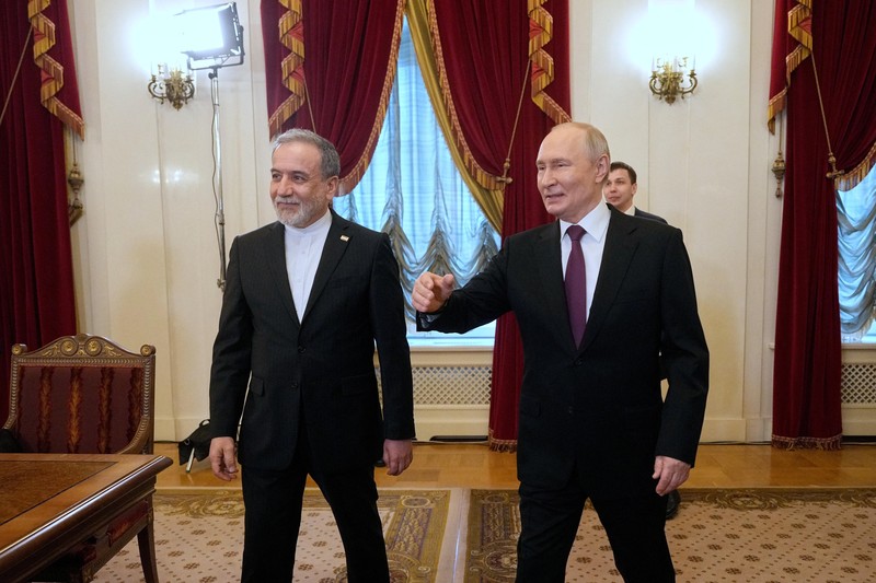 Presiden Rusia Vladimir Putin bertemu dengan Menteri Luar Negeri Iran Abbas Araqchi di Saint Petersburg, Rusia, Senin (27/4/2024). (Dmitri Lovetsky/Pool via REUTERS)