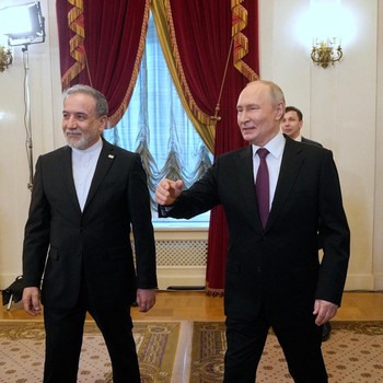 Presiden Rusia Vladimir Putin bertemu dengan Menteri Luar Negeri Iran Abbas Araqchi di Saint Petersburg, Rusia, Senin (27/4/2024). (Dmitri Lovetsky/Pool via REUTERS)