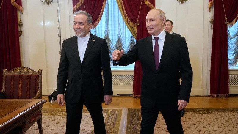 Presiden Rusia Vladimir Putin bertemu dengan Menteri Luar Negeri Iran Abbas Araqchi di Saint Petersburg, Rusia, Senin (27/4/2024). (Dmitri Lovetsky/Pool via REUTERS)