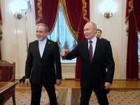 Presiden Rusia Vladimir Putin bertemu dengan Menteri Luar Negeri Iran Abbas Araqchi di Saint Petersburg, Rusia, Senin (27/4/2024). (Dmitri Lovetsky/Pool via REUTERS)