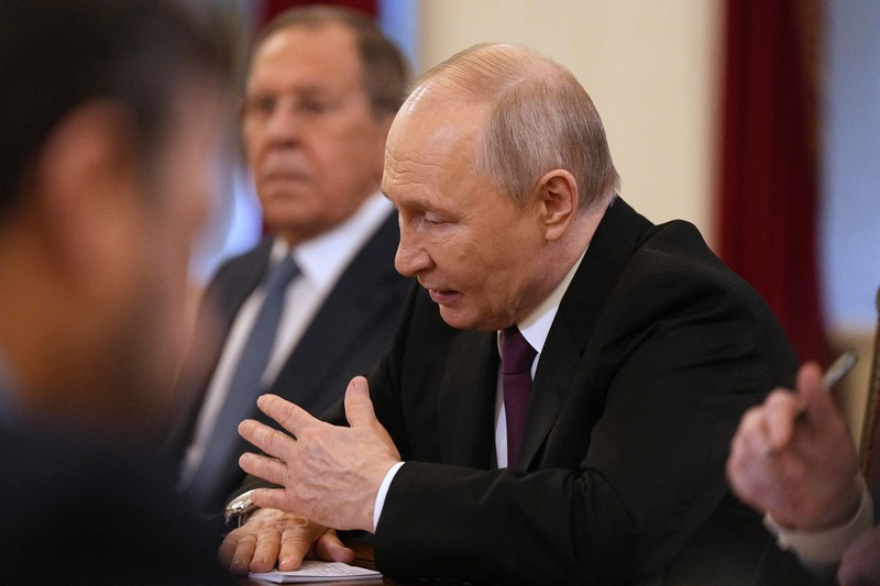 Presiden Rusia Vladimir Putin bertemu dengan Menteri Luar Negeri Iran Abbas Araqchi di Saint Petersburg, Rusia, Senin (27/4/2024). (Dmitri Lovetsky/Pool via REUTERS)