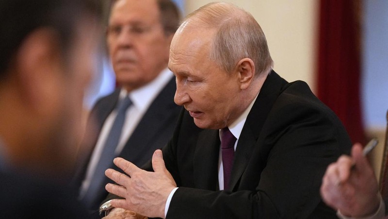 Presiden Rusia Vladimir Putin bertemu dengan Menteri Luar Negeri Iran Abbas Araqchi di Saint Petersburg, Rusia, Senin (27/4/2024). (Dmitri Lovetsky/Pool via REUTERS)