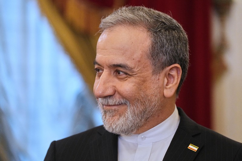 Presiden Rusia Vladimir Putin bertemu dengan Menteri Luar Negeri Iran Abbas Araqchi di Saint Petersburg, Rusia, Senin (27/4/2024). (Dmitri Lovetsky/Pool via REUTERS)