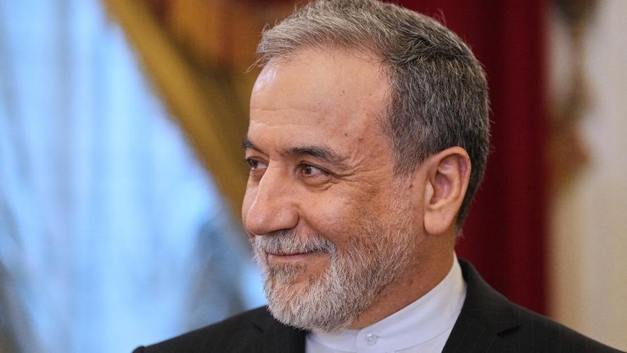 Presiden Rusia Vladimir Putin bertemu dengan Menteri Luar Negeri Iran Abbas Araqchi di Saint Petersburg, Rusia, Senin (27/4/2024). (Dmitri Lovetsky/Pool via REUTERS)