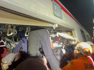 Video: Momen Basarnas Evakuasi Korban Tabrakan 2 Kereta di Stasiun Bekasi