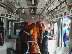 Evakuasi Korban Tabrakan Kereta di Bekasi, Petugas Teriak Minta Oksigen-Tandu