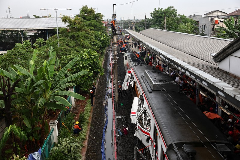 PT Kereta Api Indonesia (Persero) mencatat sebanyak 240 penumpang KA Argo Bromo Anggrek selamat. Sementara itu, penumpang KRL tercatat 7 orang meninggal dunia dan 82 orang mengalami luka-luka yang saat ini telah mendapatkan penanganan medis, Selasa (28/4/2026). (REUTERS/Willy Kurniawan)