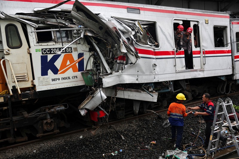 PT Kereta Api Indonesia (Persero) mencatat sebanyak 240 penumpang KA Argo Bromo Anggrek selamat. Sementara itu, penumpang KRL tercatat 7 orang meninggal dunia dan 82 orang mengalami luka-luka yang saat ini telah mendapatkan penanganan medis, Selasa (28/4/2026). (REUTERS/Willy Kurniawan)