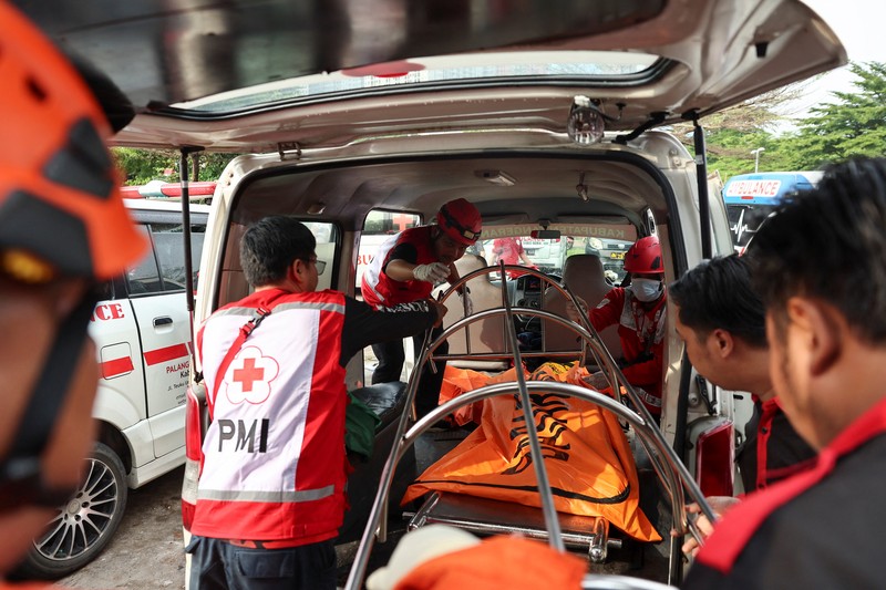 PT Kereta Api Indonesia (Persero) mencatat sebanyak 240 penumpang KA Argo Bromo Anggrek selamat. Sementara itu, penumpang KRL tercatat 7 orang meninggal dunia dan 82 orang mengalami luka-luka yang saat ini telah mendapatkan penanganan medis, Selasa (28/4/2026). (REUTERS/Willy Kurniawan)