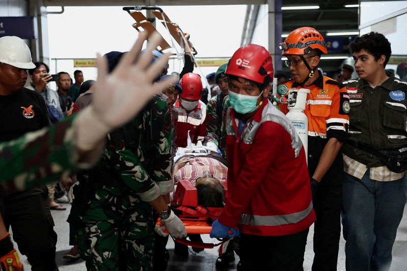 PT Kereta Api Indonesia (Persero) mencatat sebanyak 240 penumpang KA Argo Bromo Anggrek selamat. Sementara itu, penumpang KRL tercatat 7 orang meninggal dunia dan 82 orang mengalami luka-luka yang saat ini telah mendapatkan penanganan medis, Selasa (28/4/2026). (REUTERS/Willy Kurniawan)
