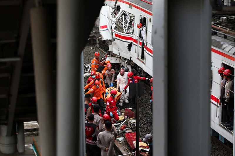 PT Kereta Api Indonesia (Persero) mencatat sebanyak 240 penumpang KA Argo Bromo Anggrek selamat. Sementara itu, penumpang KRL tercatat 7 orang meninggal dunia dan 82 orang mengalami luka-luka yang saat ini telah mendapatkan penanganan medis, Selasa (28/4/2026). (REUTERS/Willy Kurniawan)