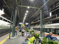 Stasiun Kereta Api Gambir yang melayani transportasi penumpang jarak jauh terpantau ramai. Sejumlah perjalanan tetap berjalan meskipun ada keterlambatan jadwal pasca insiden tabrakan yang terjadi pada pukul 20:52 WIB semalam. (CNBC Indonesia/Romys Bi