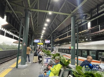 Stasiun Kereta Api Gambir yang melayani transportasi penumpang jarak jauh terpantau ramai. Sejumlah perjalanan tetap berjalan meskipun ada keterlambatan jadwal pasca insiden tabrakan yang terjadi pada pukul 20:52 WIB semalam. (CNBC Indonesia/Romys Bi