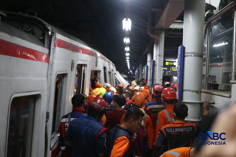 Suasana usai rangkaian commuter line ditertabrak KA Argo Bromo Anggrek di Stasiun Bekasi Timur, Jawa Barat, Senin (27/4/2026). CNBC Indonesia/Tias Budiarto)
