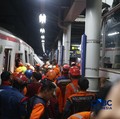 Suansa uusai rangkaian commuter line dtertabrak KA Argo Bromo Anggrek di Stasiun Bekasi Timur, Jawa Barat, Senin (27/4/2026). (CNBC Indonesia/Tias Budiarto)